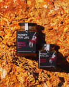 岩のテクスチャを背景に「Honey for Life」のデザートマリー蜂蜜の瓶が2つ